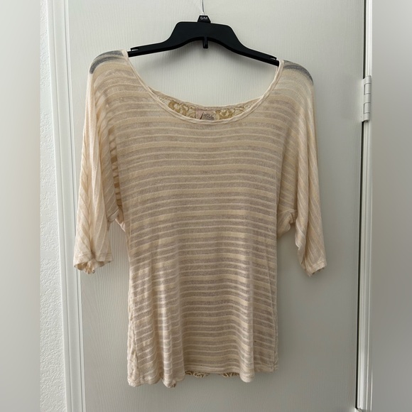 Daytrip Sandy Beige Short Sleeve Crocheted Lace Back Top. Size Small - Picture 13 of 13
